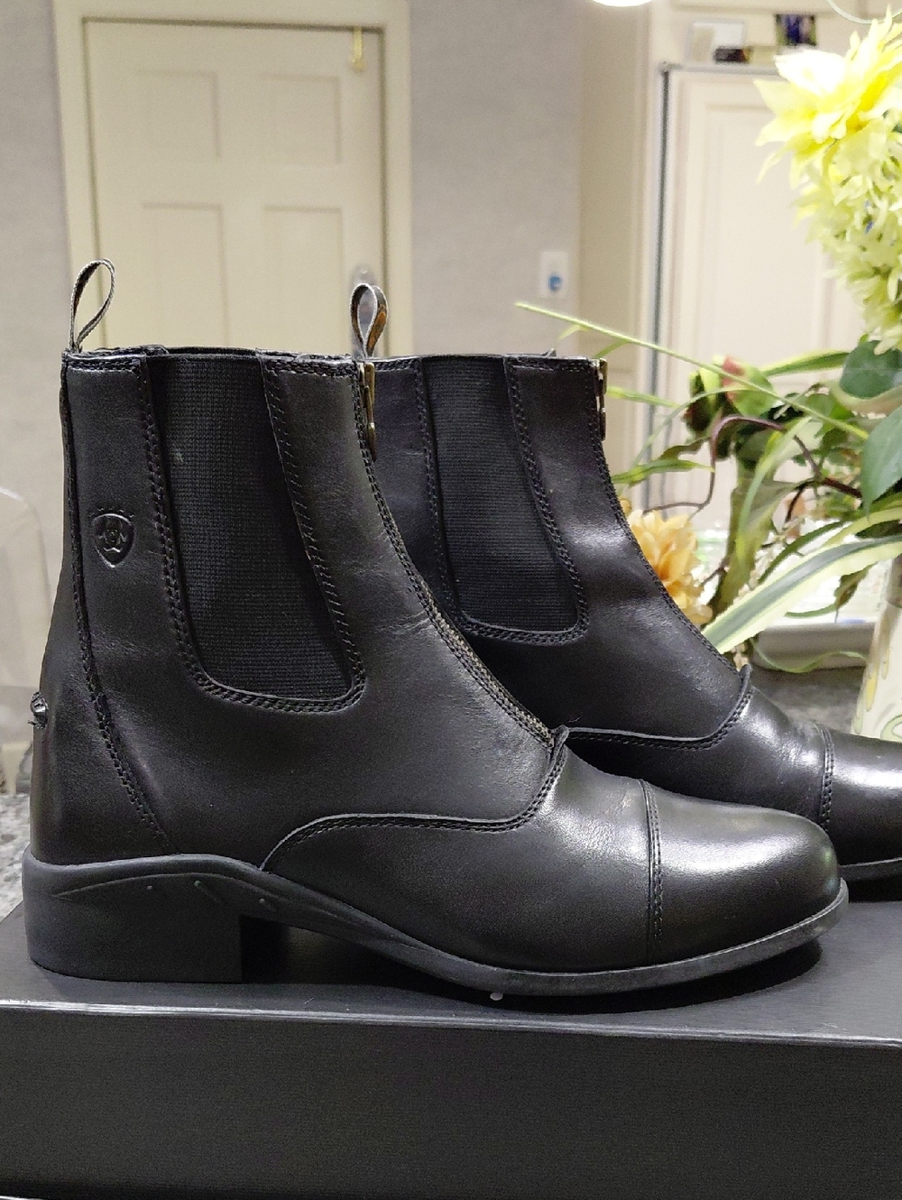 Ariat 4LR Black Leather Women’s All-Purpose, Zip-Up, New-Condition,Combat Boots